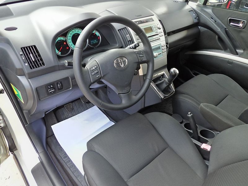 Toyota Corolla Verso 1.8 VVT-i 95kW 7 míst ČR - fotka 14 z 25