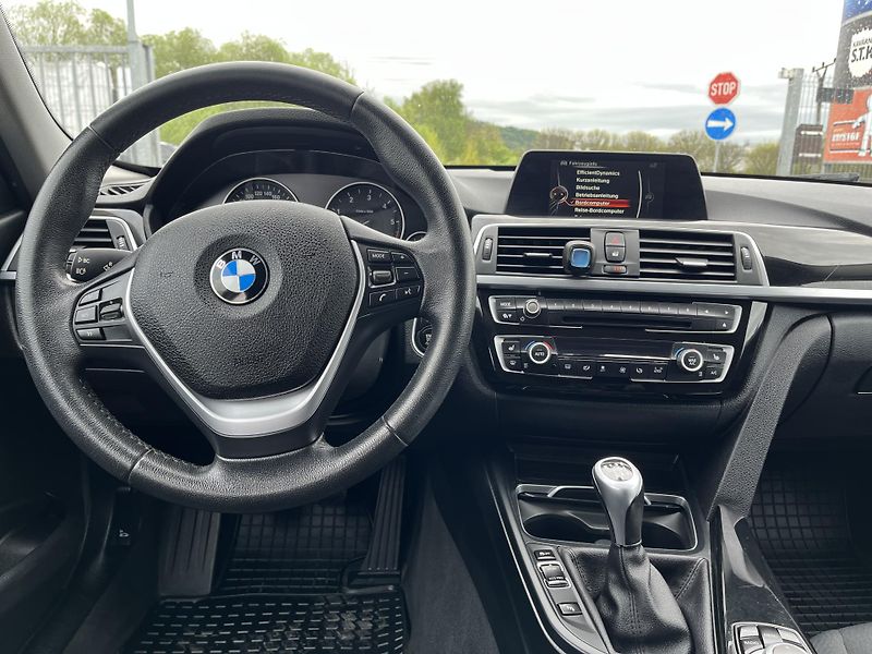 BMW Řada 3 (2016) 320d xDrive - fotka 14 z 14