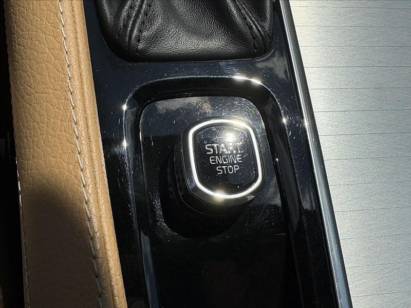 Volvo XC90 2,0 D5 173kW,Led,Kůže,ACC,1Maj - fotka 12 z 41