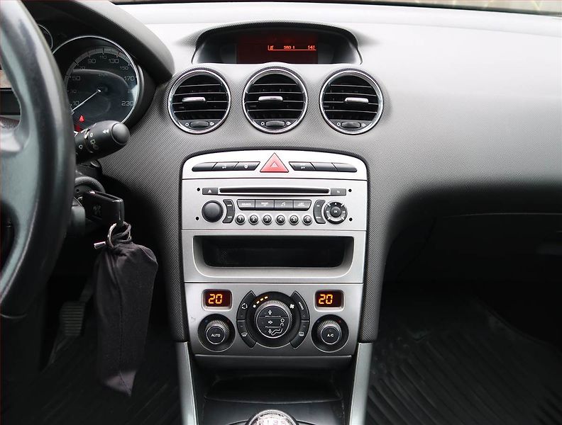 Peugeot 308 (2013) Style 1.6 HDi, Serv.kniha - fotka 12 z 19