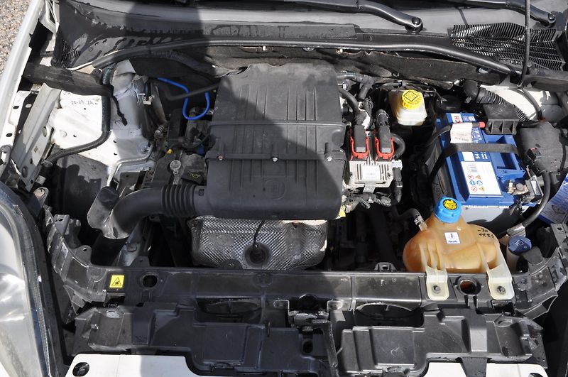 Fiat Punto 1.4i 55kW EVO - fotka 9 z 15