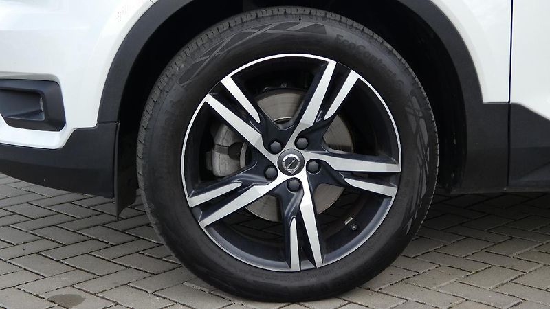 Volvo XC40 B4 AWD R-Design - fotka 21 z 22