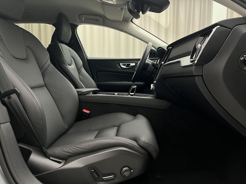 Volvo V60 B4 PLUS DARK AUT 1.maj. - fotka 18 z 43