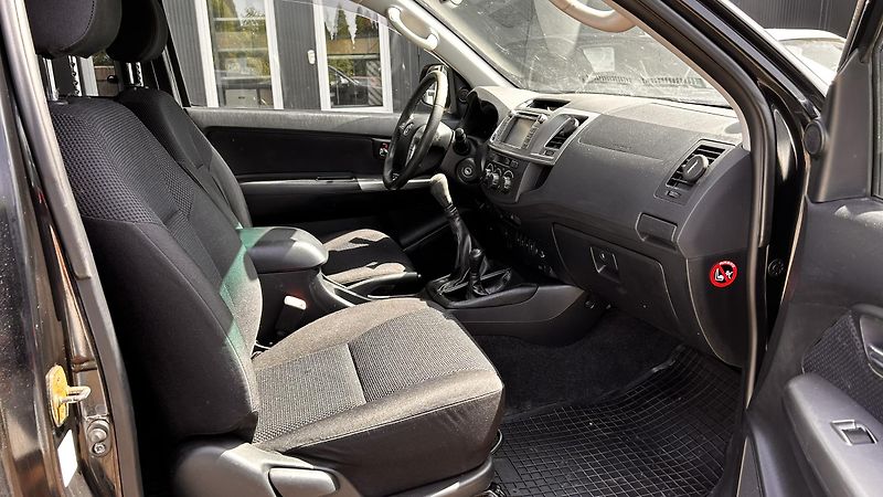 Toyota Hilux 2.5 DiD King Cab  - fotka 13 z 15