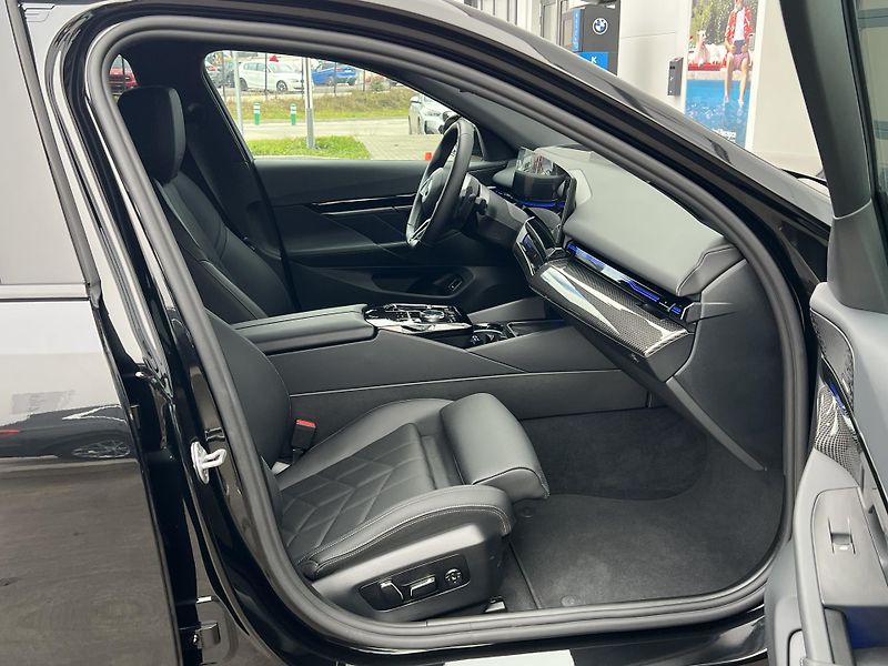 BMW Řada 5 520d xDrive Touring M-Sport - fotka 8 z 31