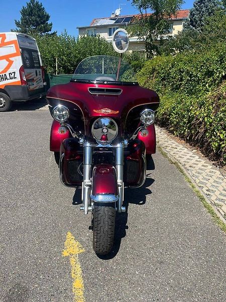 Harley-Davidson FLHTCUTG Tri Glide Ultra Classic (2015) - fotka 7 z 13