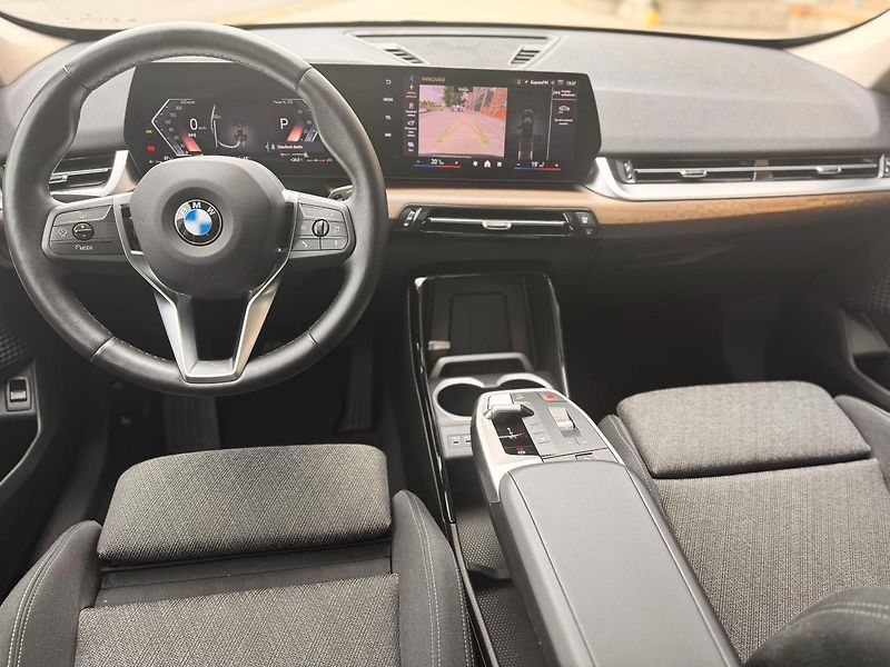 BMW X1 (2024) sDrive20i, panorama - fotka 16 z 35