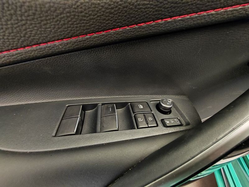 Toyota Corolla 1.8 Hybrid e-CVT GR Sport Tour - fotka 19 z 32