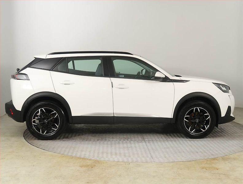 Peugeot 2008 (2020) Allure 1.2 PureTech, ČR,1.maj - fotka 6 z 23