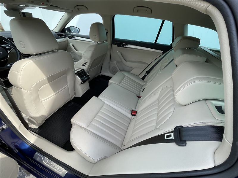 Škoda Superb 2,0 TDI DSG Combi L&K TAŽNÉ - fotka 17 z 23