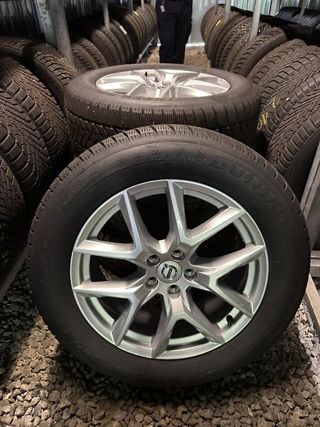 Volvo XC60 B5 AWD ULTRA / B&W / REZERVACE - fotka 2 z 56