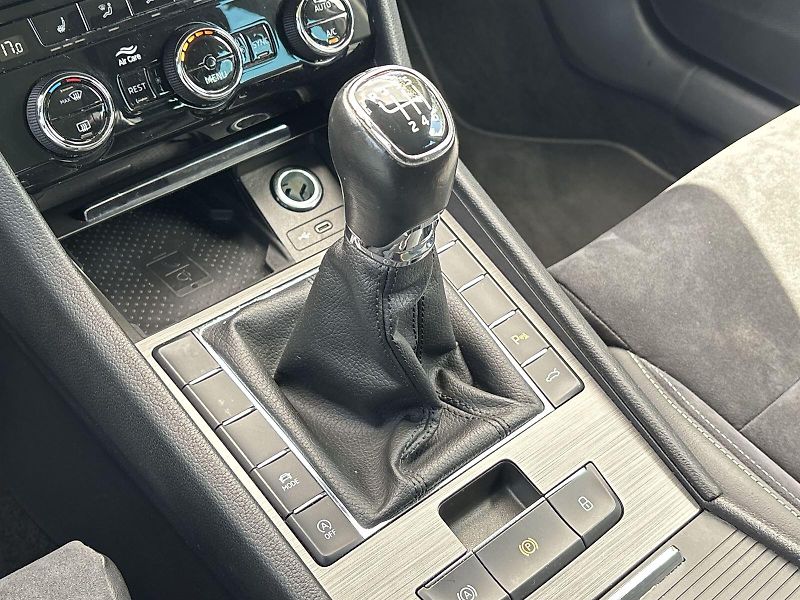 Škoda Superb (2022) Combi 1.5 TSI Style+ - fotka 15 z 30