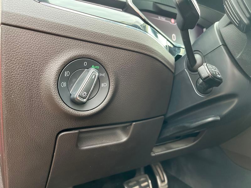 Škoda Superb 2.0 TSI 140kW L&K Combi DSG - fotka 12 z 18
