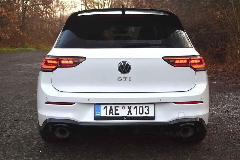 Volkswagen Golf GTI se cítí skvěle na méně frekventovaných silnicích.