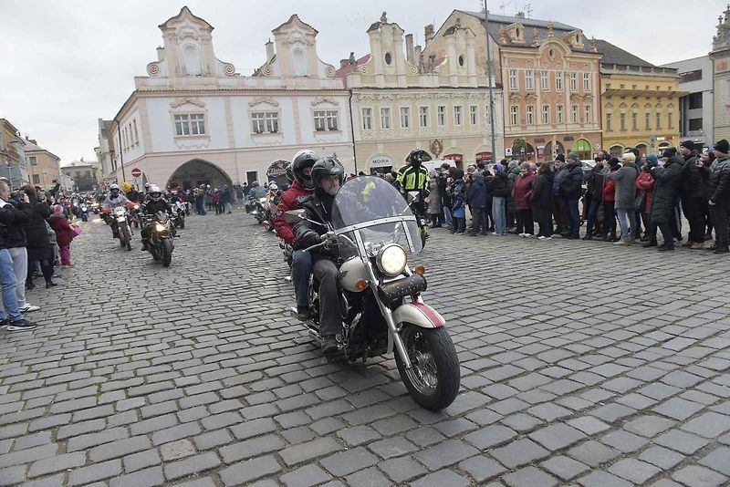 Štědrodenní motorkářská vyjížďka se srazem na Karlově náměstí v Kolíně.