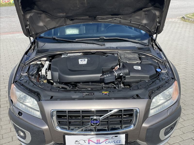 Volvo XC70 2,4 D5 151kw AWD Geartronic Mo - fotka 22 z 35