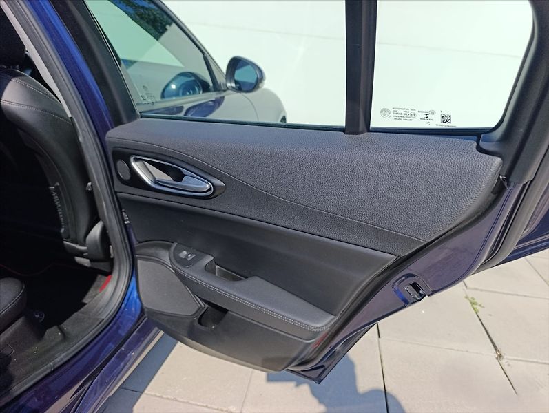 Alfa Romeo Giulia 2,2 JTD Automat Navi ,Tempomat - fotka 21 z 33
