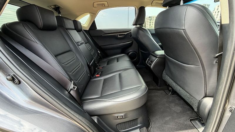 Lexus NX 300h 300H 2,5 HEV PREMIUM (LUXURY) - fotka 25 z 33