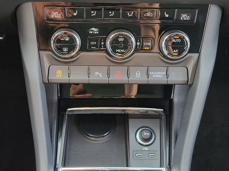 Škoda Karoq Dynamic 1,5TSI 110kW - fotka 28 z 32