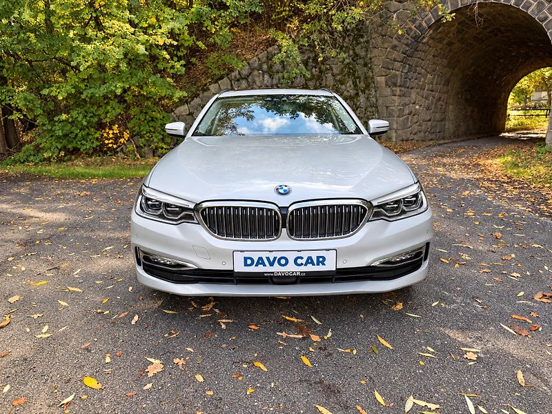 BMW Řada 5 2,0 530i xDrive Luxury Line - fotka 2 z 40