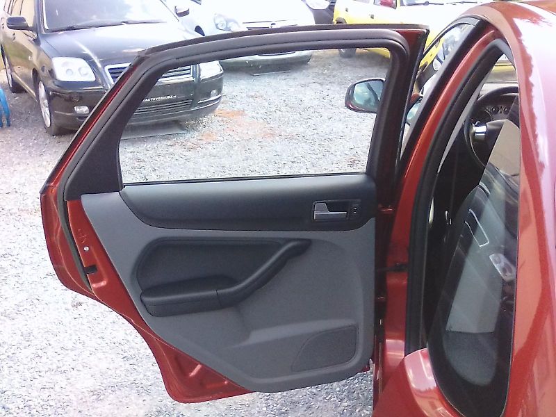 Ford Focus (2009) 1.8i 16V Titanium, 1.majitel - fotka 25 z 28