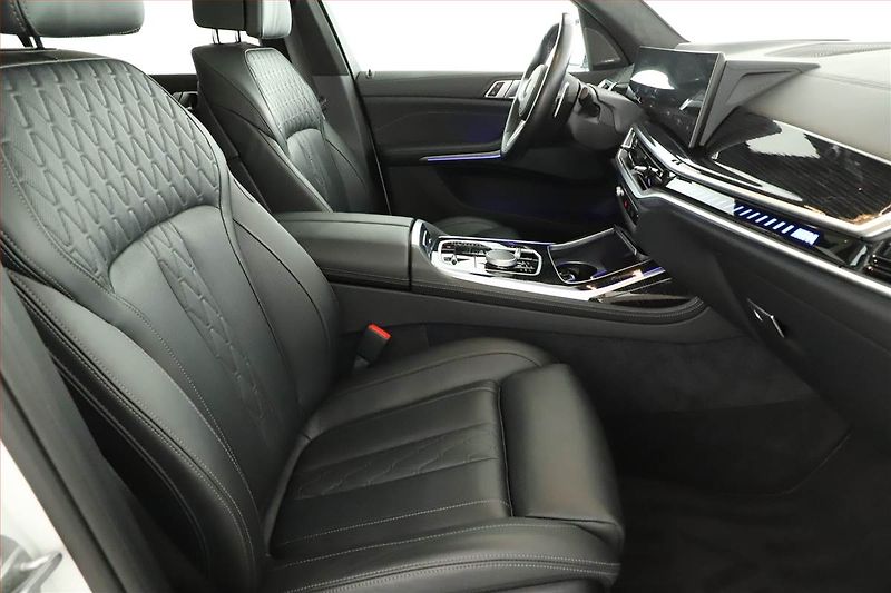 BMW X7 (2024) M60i, 7míst, Vzduch, 360°, ACC - fotka 20 z 23