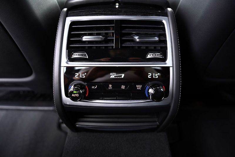 BMW Řada 7 750i xDrive Mpaket/530 PS - fotka 37 z 47