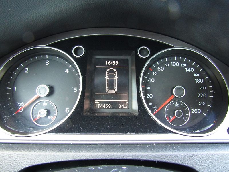 Volkswagen Passat (2011) 1.6 TDI 77kW - fotka 29 z 45