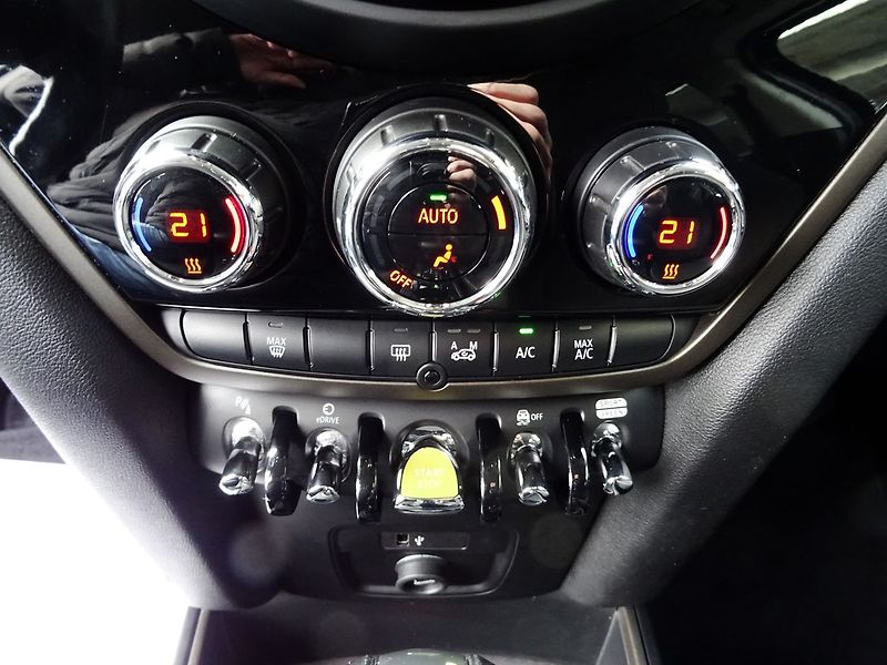 Mini Countryman Cooper 1.5 SE ALL4 A/T Hybrid - fotka 13 z 35