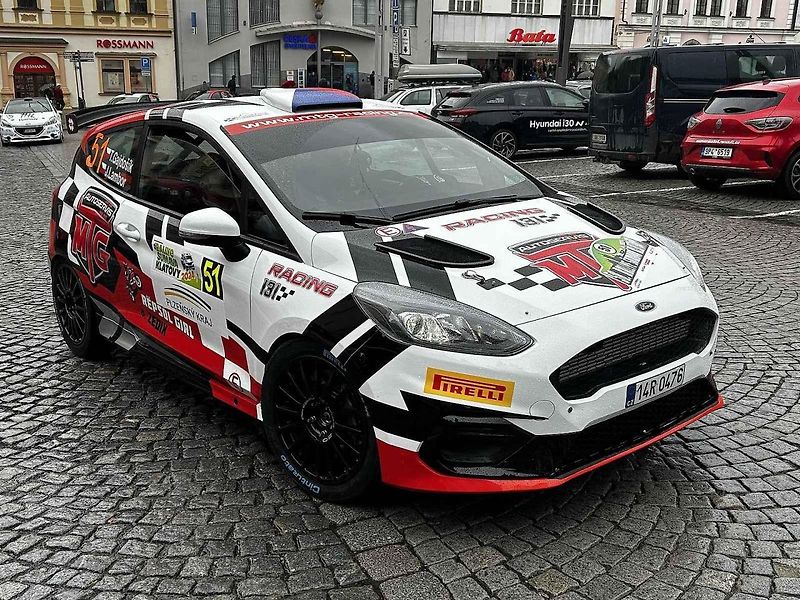 Tragédie, která se odehrála v rámci 58. ročníku Rallye Šumava, kdy po nehodě zemřela navigátorka Alena Krejčíková (41), nezasáhla jen příznivce rallye, ale její kamarády, jelikož byla na Klatovsku doma.
