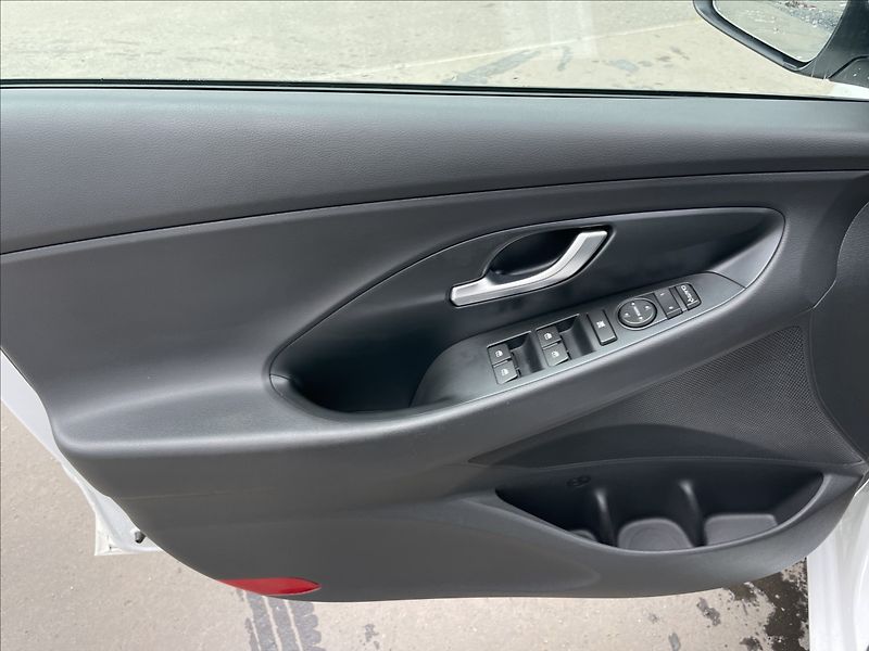Hyundai i30 1,5 CVVT Combi Comfort - fotka 14 z 23