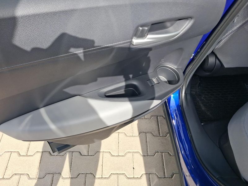 Toyota Corolla Cross 2.0 HSD e-CVT Comfort - fotka 21 z 25