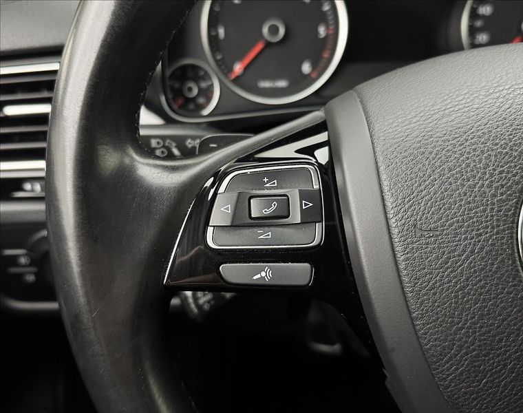 Volkswagen Touareg 3,0 ACC 360° TZ PEČLIVÝ SERVIS - fotka 10 z 49