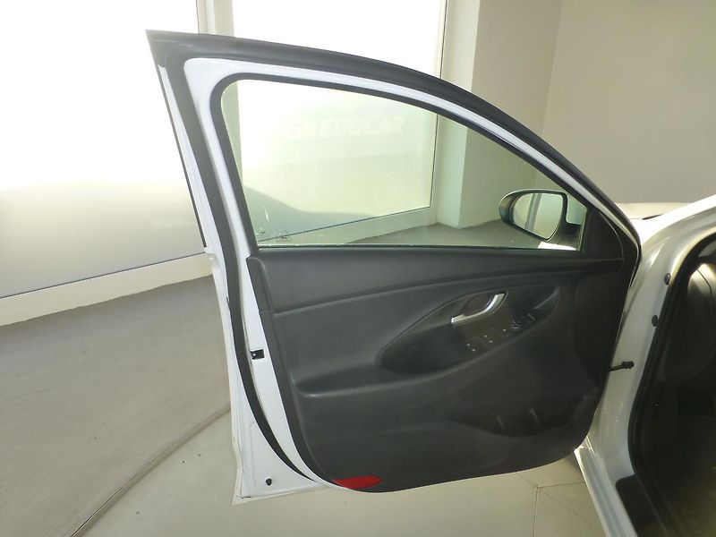 Hyundai i30 (2021) 1,6CRDI*ALU*AC**PARK.S**KAMERA - fotka 10 z 30