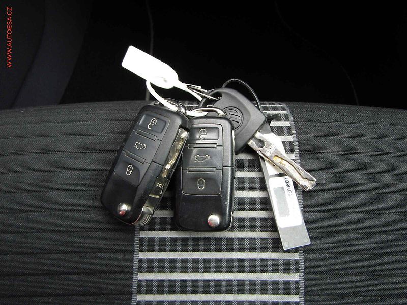 Volkswagen Golf (2008) 1.6i, Klima, STK2/28 - fotka 20 z 20