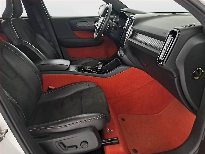 Volvo XC40 (2018) R-Design T4 AWD - fotka 9 z 20