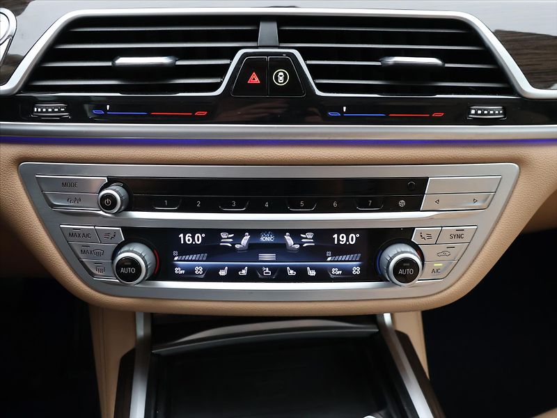 BMW Řada 7 3,0 730LD xDrive CZ DPH - fotka 24 z 38