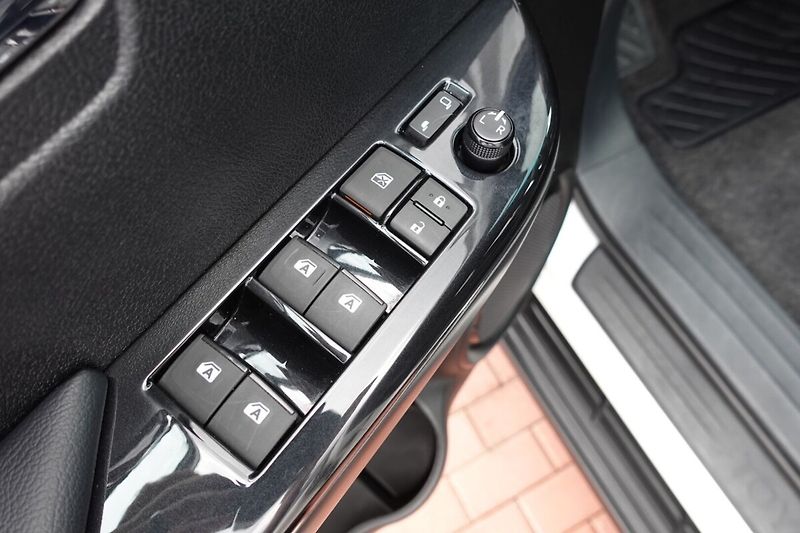 Toyota Hilux 2,8 D4-D Invincible Sport A/T - fotka 10 z 34