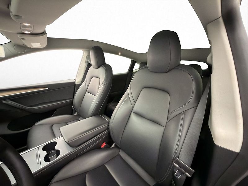 Tesla Model Y Long Range AWD - fotka 10 z 30