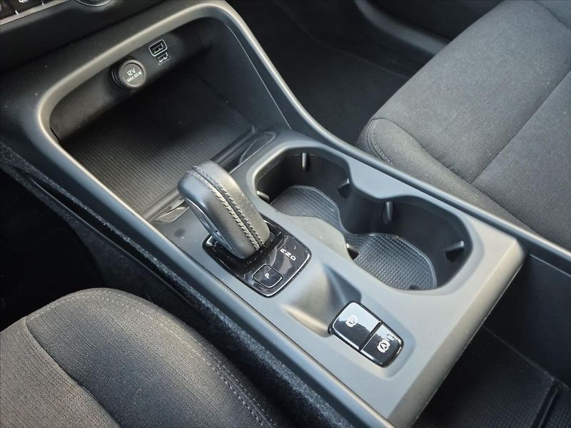 Volvo XC40 1,5 T3 FWD Momentum - fotka 15 z 17