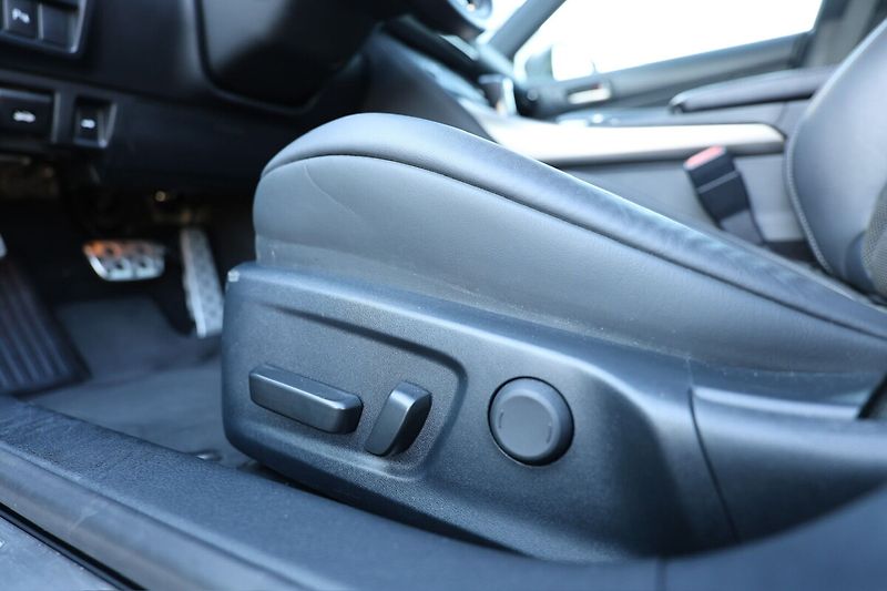 Lexus IS 300h 300H  2,5 HEV F SPORT PLUS - fotka 7 z 26
