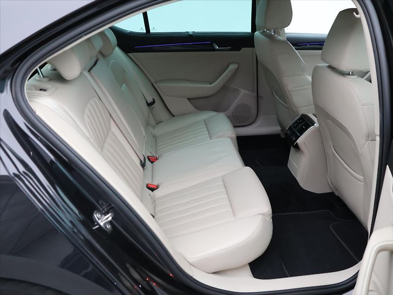 Škoda Superb 1,8 TSI 132kW DSG CZ L&K - fotka 15 z 42