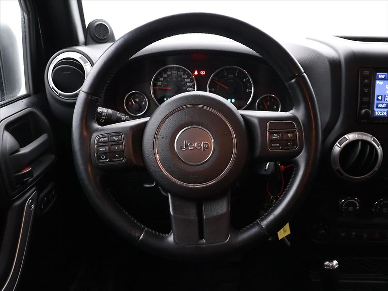 Jeep Wrangler 2,8 CRD 147 kW Unlimited Sport - fotka 19 z 33