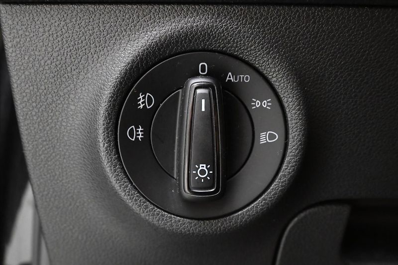 Škoda Karoq 2,0 TDI 110 kW VIRTUAL Kamera - fotka 26 z 30