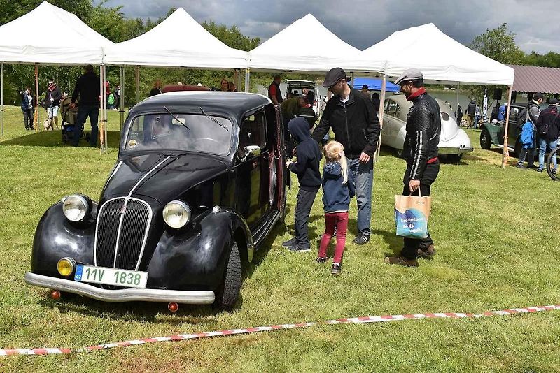 Ve Varnsdorfu se potkali majitelé několika desítek automobilových veteránů.