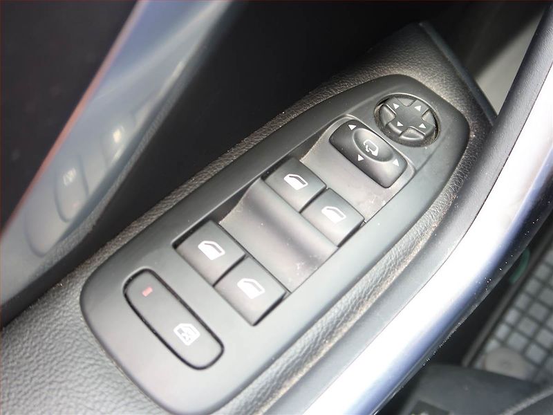 Peugeot 208 (2016) Style 1.2 PureTech, Navi - fotka 16 z 17