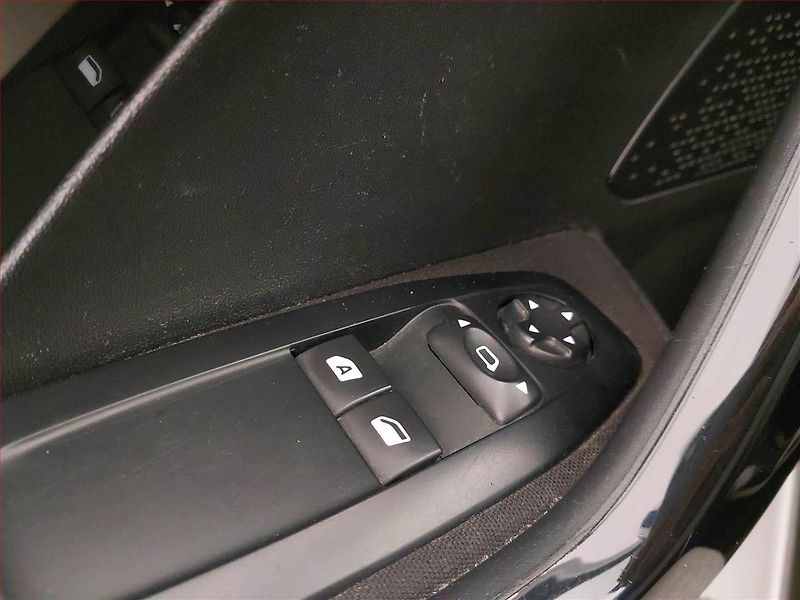Peugeot 2008 (2014) Active 1.2 PureTech - fotka 16 z 16