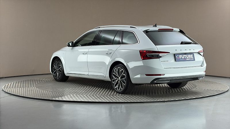 Škoda Superb 2.0 TDI DSG L&K Combi - fotka 2 z 35