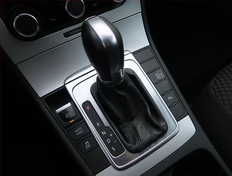 Volkswagen Passat (2012) 2.0 TDI, Automat, Navi - fotka 13 z 16
