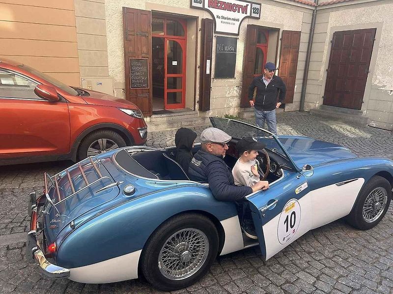 Michal a Jonáš Pavlíčkovi na startu. Rallye Spring Classic startovalo v sobotu 12. dubna dopoledne z jihočeského Tábora. Na trasu 231 kilometrů vyrazilo 100 posádek.